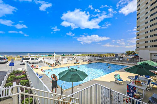 Well-equipped condo with balcony, W/D, pools, & tennis