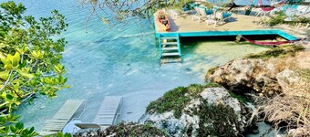 Oceanfront 1BDRCondo: 2x Queen-Beds|Pool|Full-Kitchen|SofaBed|Mini-Beach|Dock