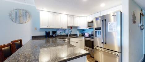 Geladeira, micro-ondas, fogão, cooktop