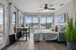 3 habitaciones, escritorio y tabla de planchar con plancha 