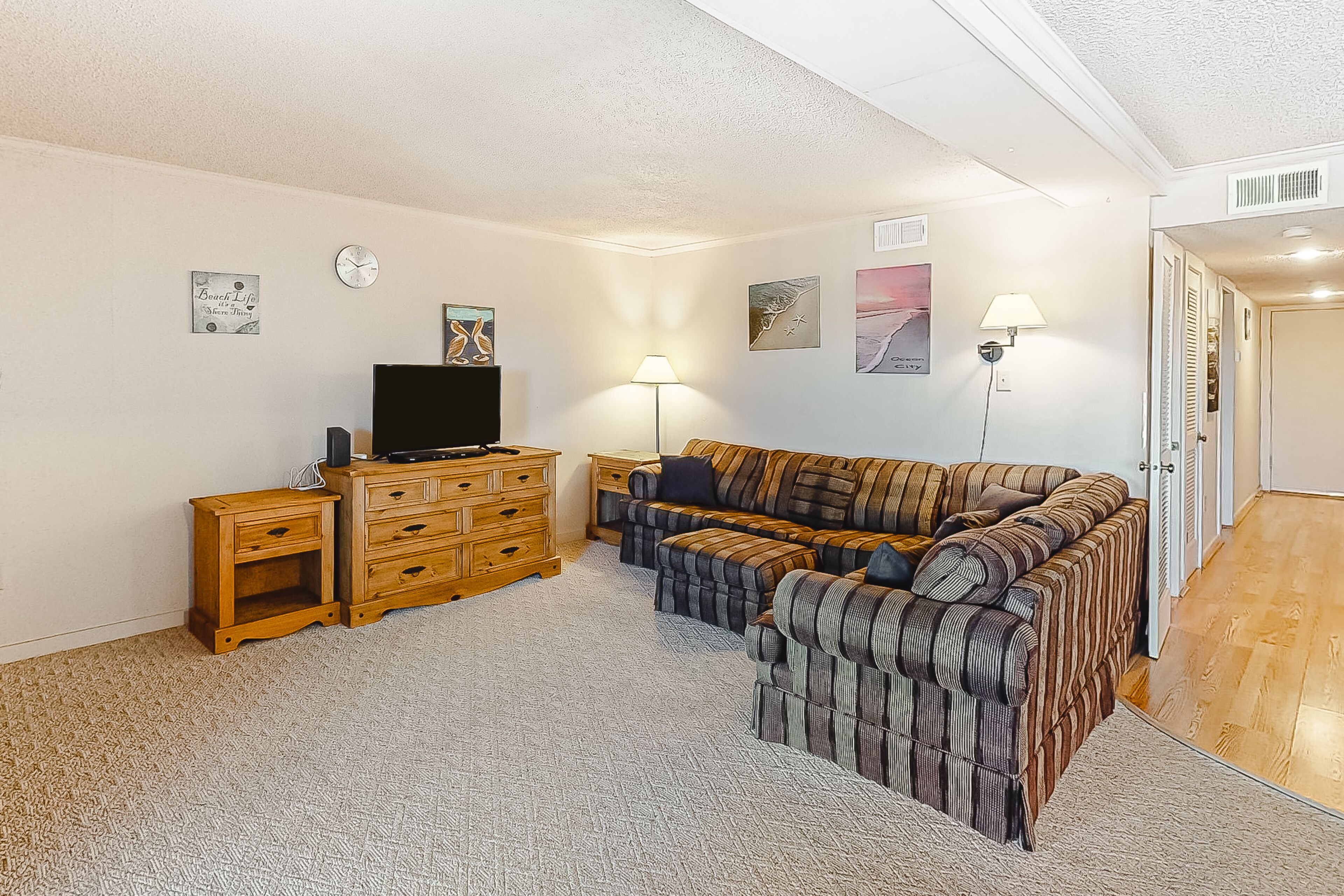 テレビ、暖炉、DVD プレーヤー