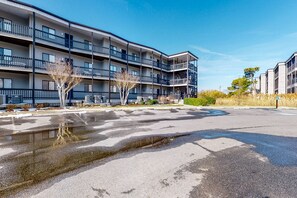 Exterior - Elegant Sun-Filled Condo w/Screened Balcony, Water Views, Shared Pool, Free WiFi (Ocean City)