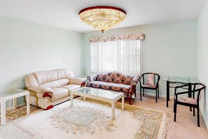 Fernseher, DVD-Player, Tischfußball