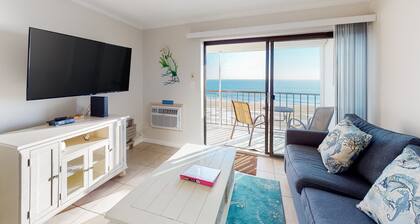 Air-Conditioned Condo Steps from the Beach w/ Balcony, WiFi, Washer/Dryer