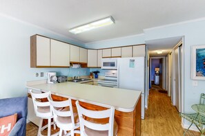 Frigorifero, microonde, forno, piano cottura