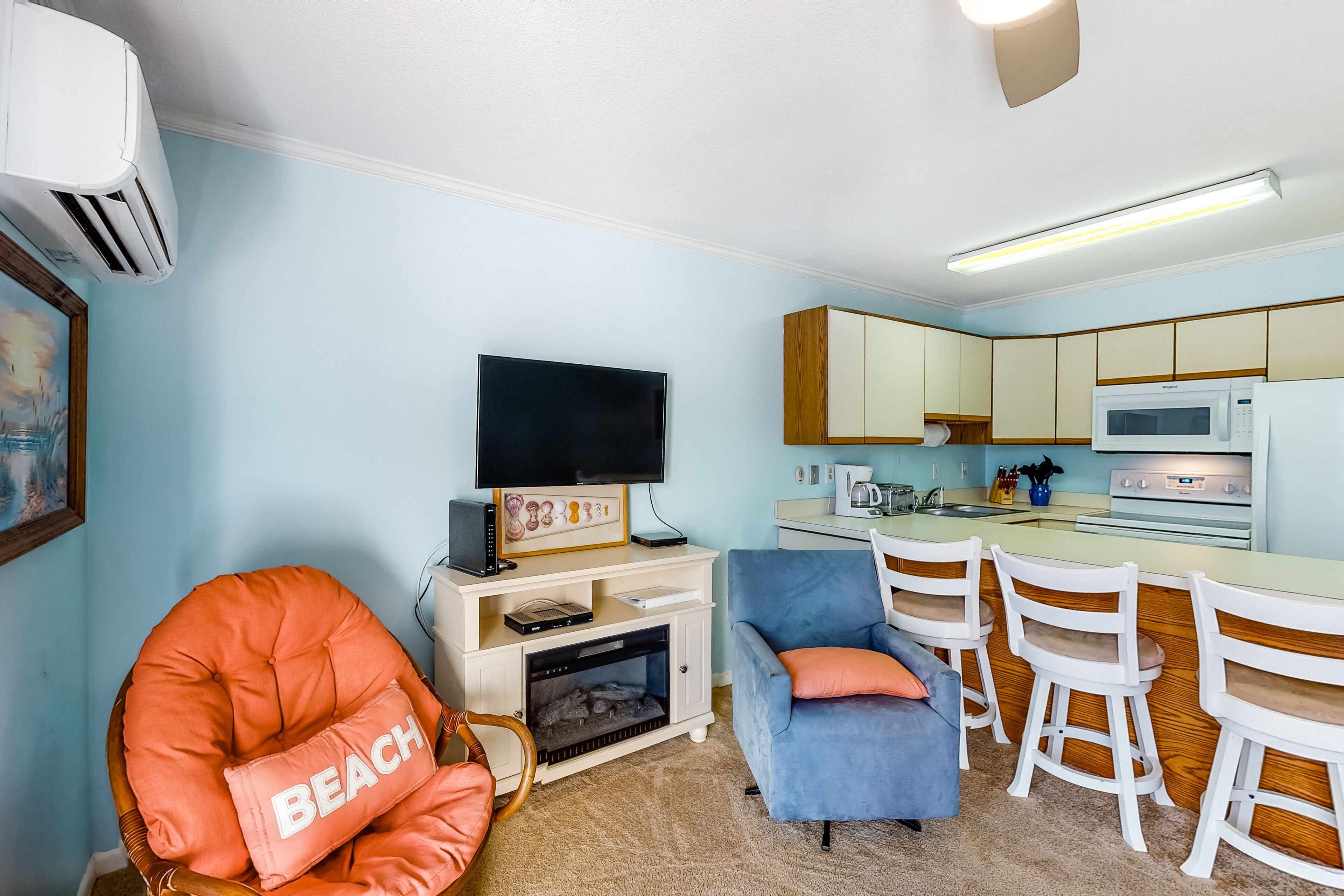 Tv, eldstad och dvd-spelare