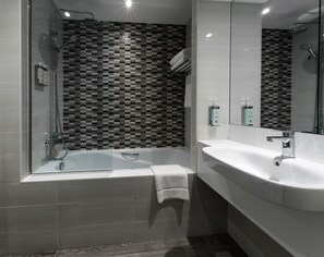 Rainfall showerhead, hair dryer, towels, soap - Premier Inn Dubai Barsha Heights (Dubai)