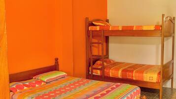 Travel crib, free WiFi, bed sheets