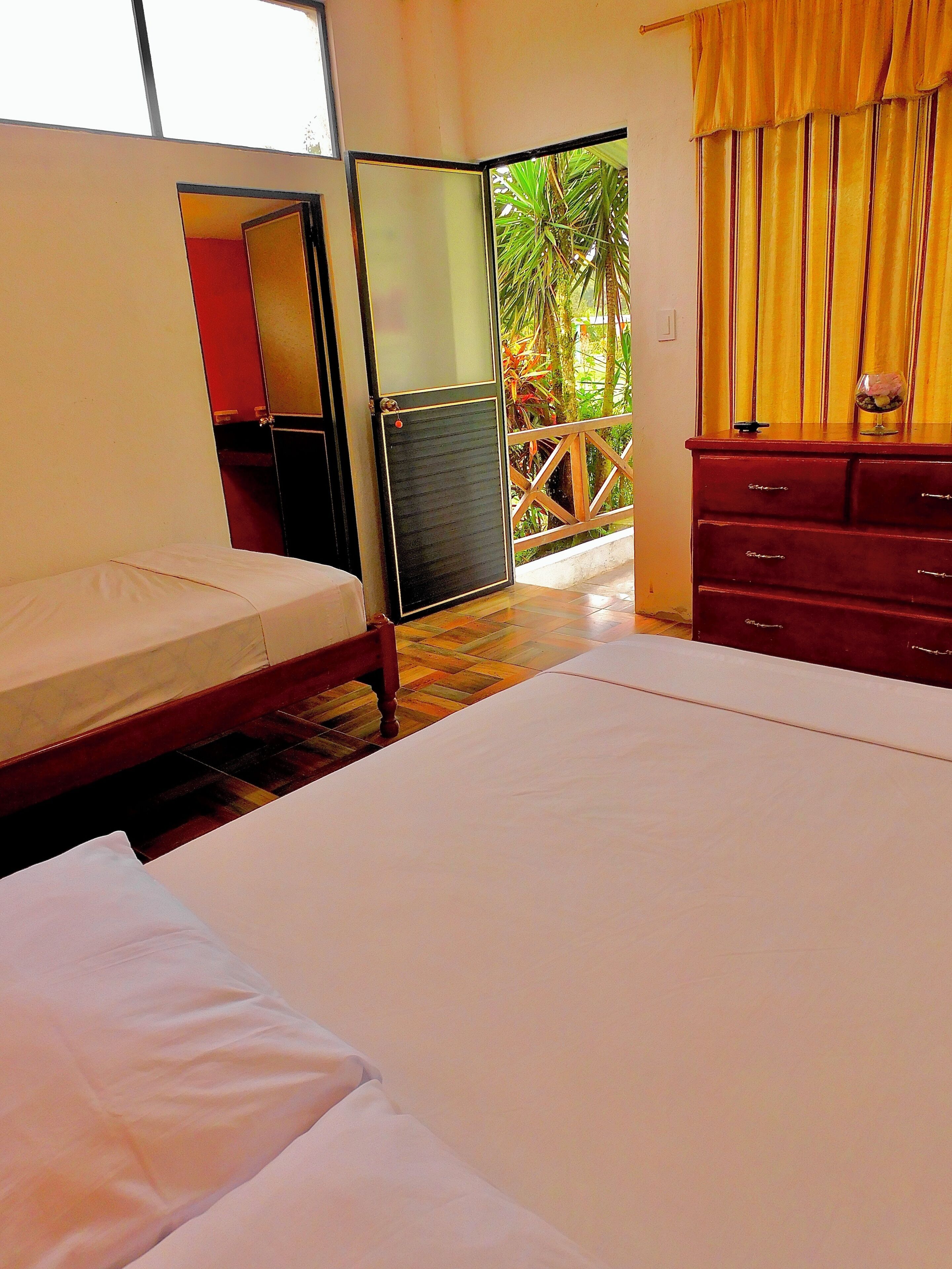 Cuna de viaje, wifi gratis y ropa de cama 