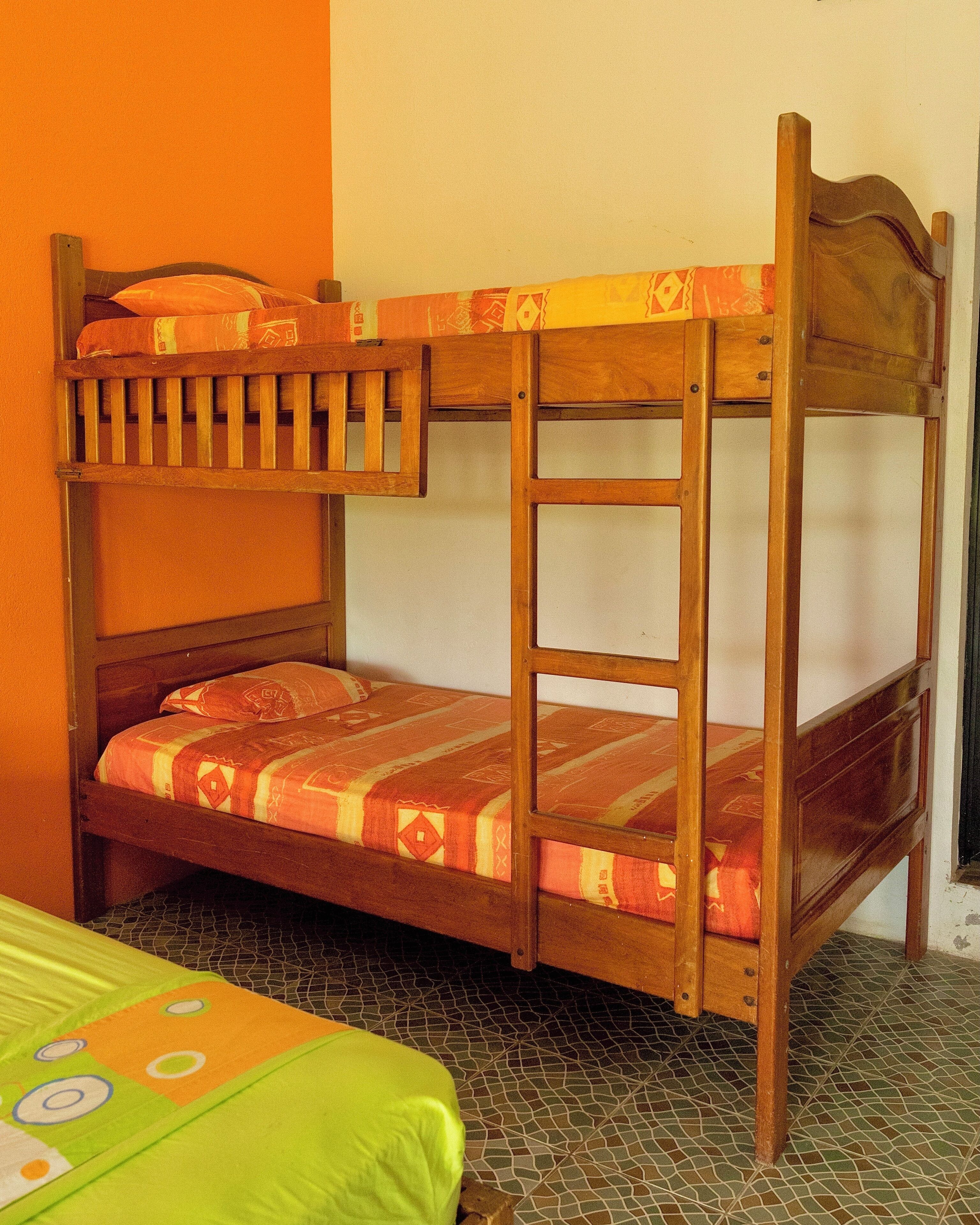 Travel crib, free WiFi, bed sheets