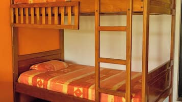 Travel cot, free WiFi, bed sheets