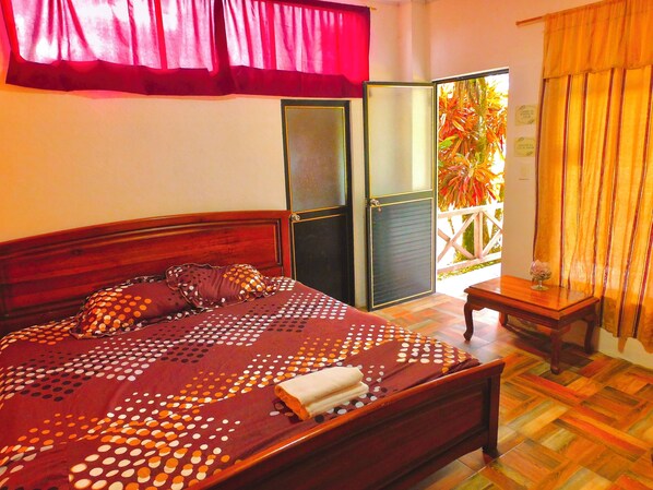 Travel crib, free WiFi, bed sheets