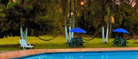 2 piscines extérieures, parasols de plage, chaises longues