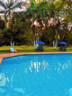 2 outdoor pools, open 6:00 AM to 10:00 PM, pool umbrellas, sun loungers - Puerto Quito Lodge - Las Iguanas (Puerto Quito)