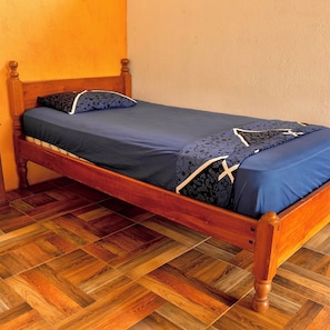 Travel crib, free WiFi, bed sheets - Puerto Quito Lodge - Las Iguanas (Puerto Quito)