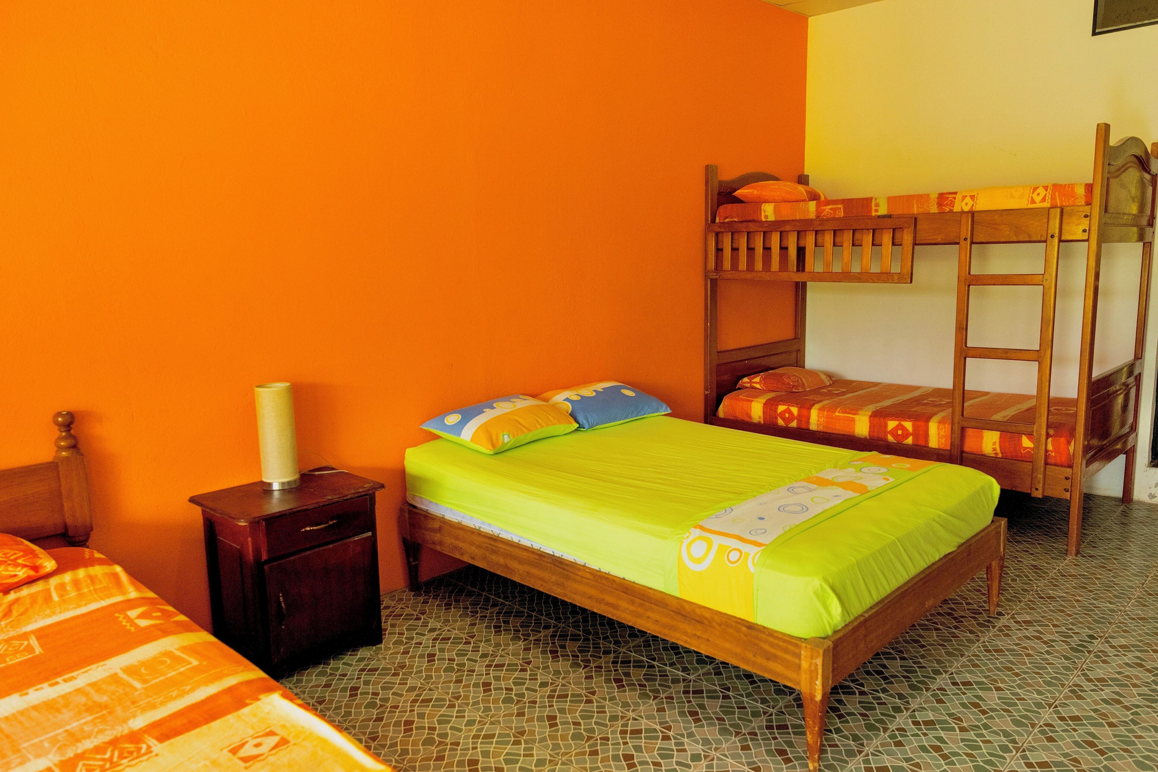 Travel cot, free WiFi, bed sheets