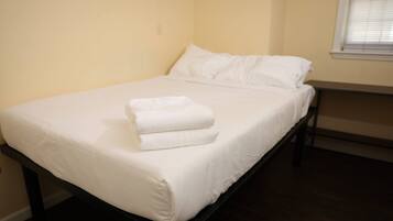 2 bedrooms, laptop workspace, iron/ironing board, free WiFi