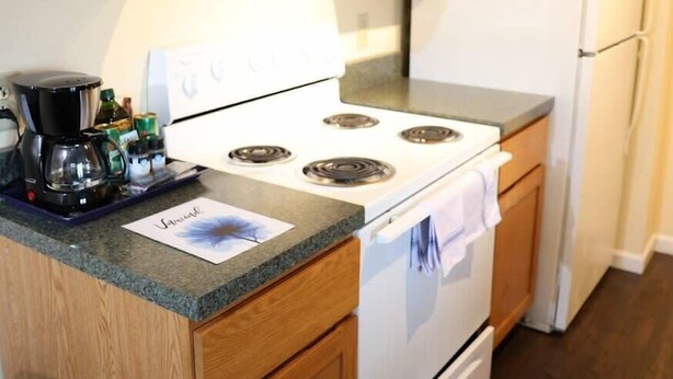 Coffee/tea maker, microwave, oven, stovetop - Cozy Campus Stay With 78 Walk Score (St. Louis)