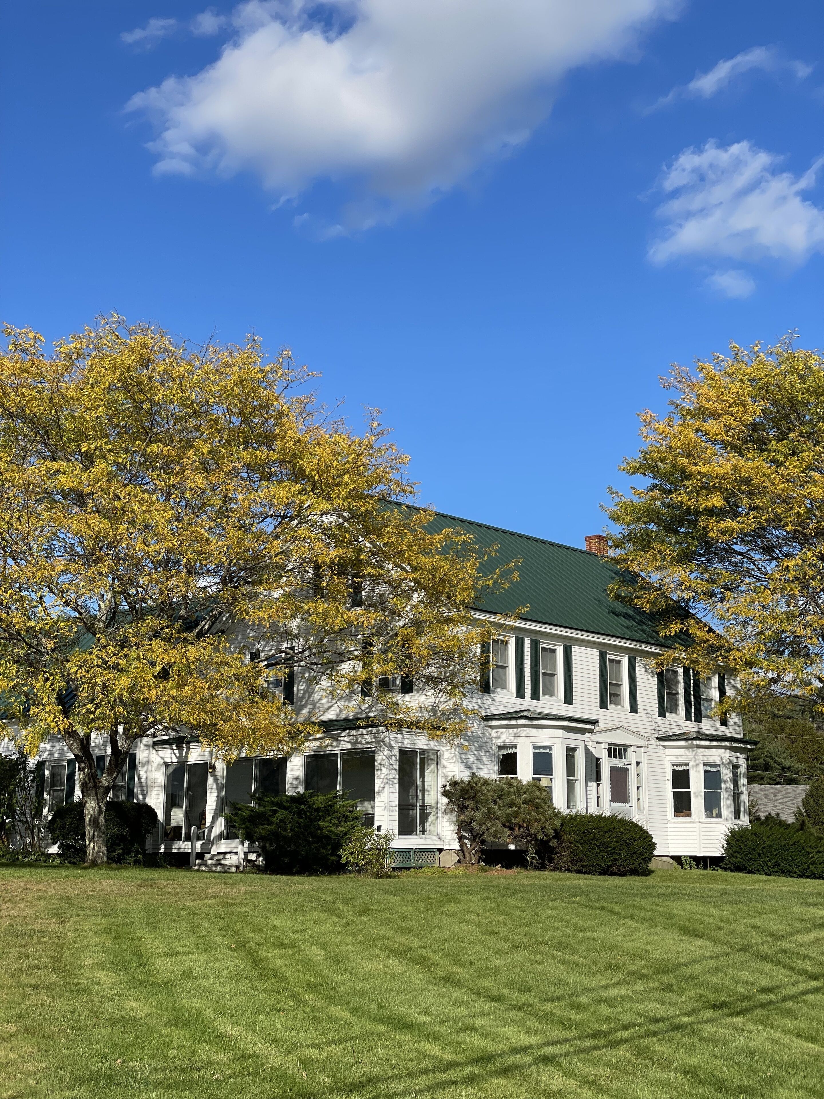 6 bedroom Historic Farmhouse w/ stunning Lakeview