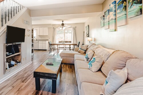 Newly Updated Bayside Townhome w/ Deck, AC, Shared Pools - Walk Everywhere