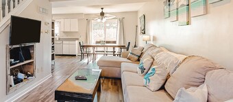 Newly Updated Bayside Townhome w/ Deck, AC, Shared Pools - Walk Everywhere