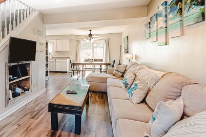 Newly Updated Bayside Townhome w/ Deck, AC, Shared Pools - Walk Everywhere