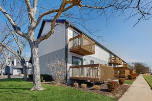 Exterior - Newly Updated Bayside Townhome w/ Deck, AC, Shared Pools - Walk Everywhere (Ocean City)