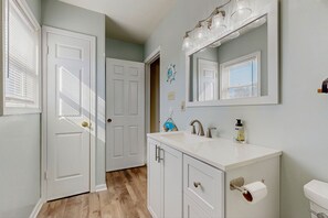 Towels - Newly Updated Bayside Townhome w/ Deck, AC, Shared Pools - Walk Everywhere (Ocean City)