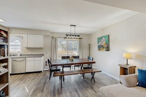 Dining - Newly Updated Bayside Townhome w/ Deck, AC, Shared Pools - Walk Everywhere (Ocean City)