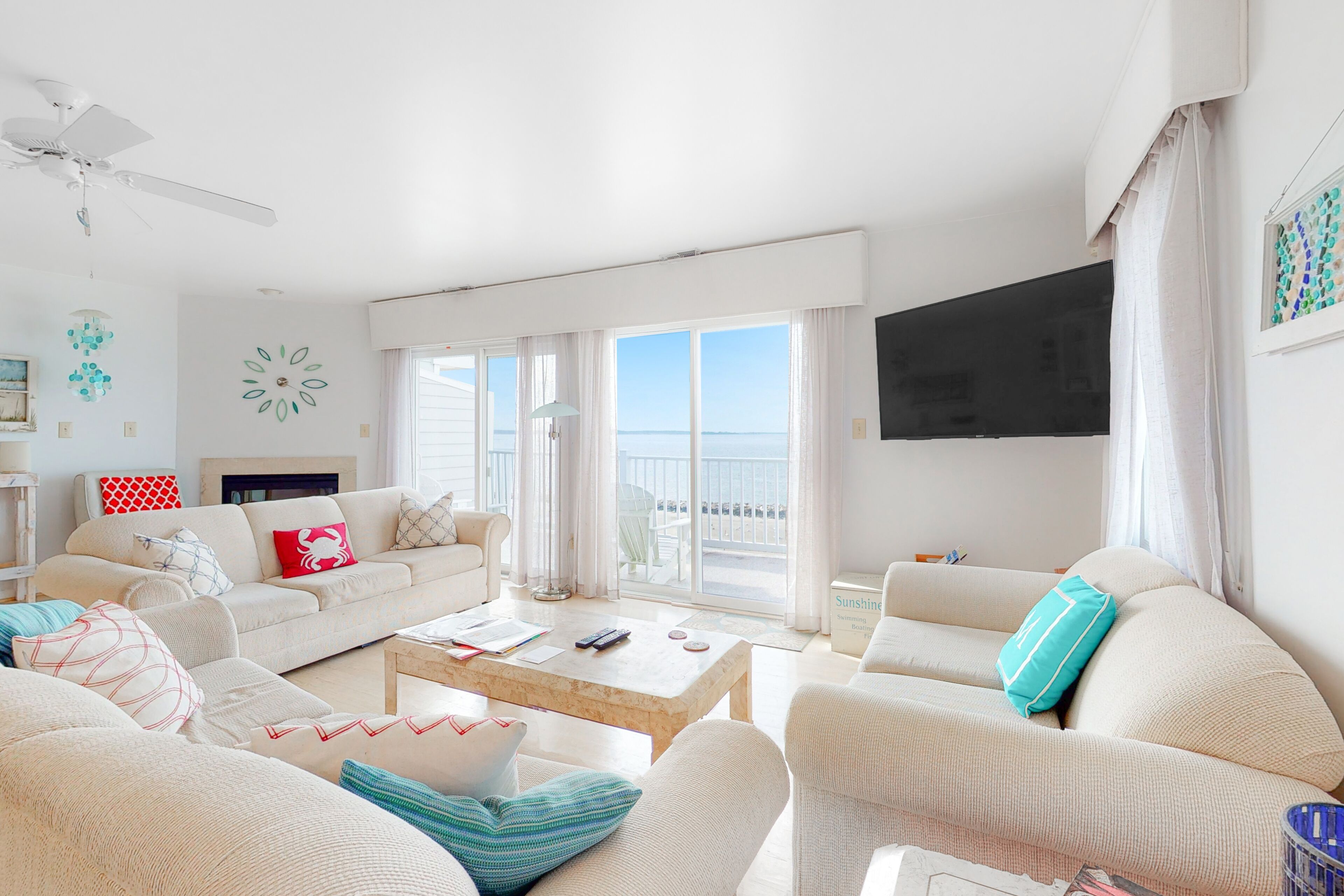 South Shore Marina townhouse on the water with on-site pool, AC & WiFi