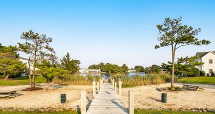 Mallard Lakes Home w/Beautiful Water Views From Screened-In Porch, Shared Pool, WD