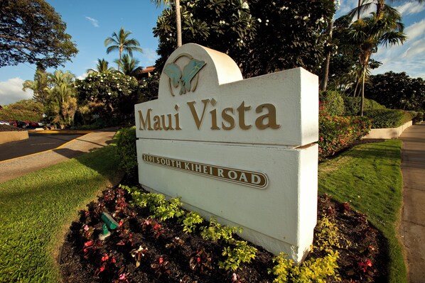 Segnale per 'Maui Vista' in South Kihei Road, al numero 2191, circondato da verde curato e palme.