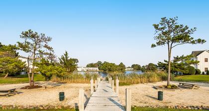 Mallard Lakes Home w/Shared Pool, Free WiFi, Private Washer/Dryer