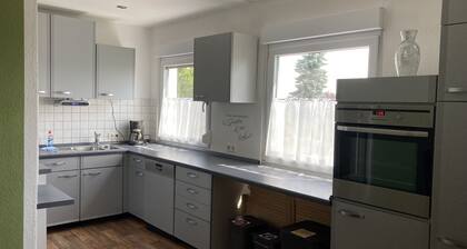 Große Dachterasse und große Wohnküche in zentraler, verkehrsgünstiger Lage