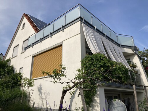 Große Dachterasse und große Wohnküche in zentraler, verkehrsgünstiger Lage