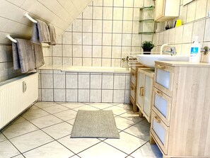 Ducha y bañera combinadas, secador de pelo, toallas y jabón