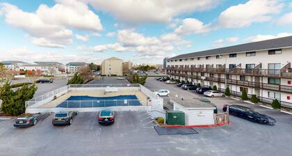 Two-level condo with balcony, AC, pool & dock - blocks to beach/Northside Park