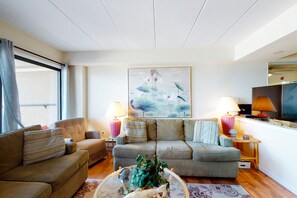 TV, fireplace, DVD player - Two-story penthouse condo with spacious balcony, pool, & incredible views (Ocean City)