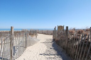 On the beach - Oceanfront condo with W/D & outdoor pool - great location (Ocean City)