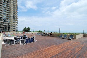 Terrace/patio - Oceanfront condo with W/D & outdoor pool - great location (Ocean City)