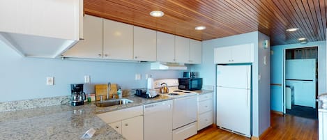 KĂŒhlschrank, Mikrowelle, Ofen, Herdplatte