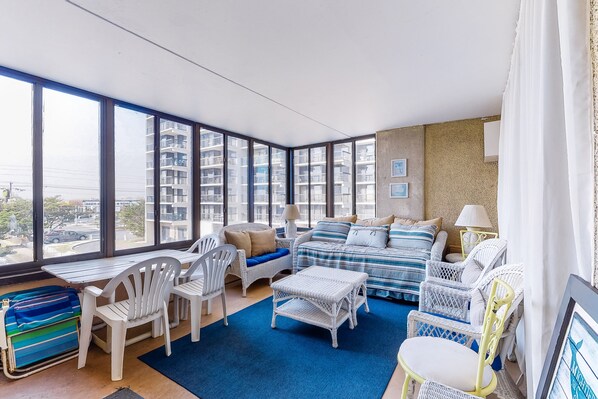 Televisión, chimenea y reproductor de DVD 