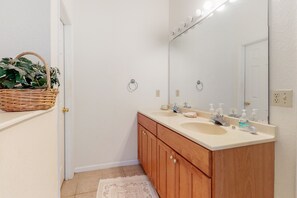 Towels - Clearwater Home, perfectly located w/Shared Pool, Private Washer/Dryer, & WiFi (Frankford)