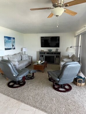 Smart TV, fireplace, Netflix, books - Lake Front Condo - You’ll never want to leave! Licensed. Air conditioned. (Polson)