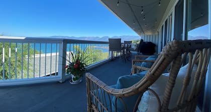 Lake Front Condo - You’ll never want to leave! Licensed. Air conditioned.