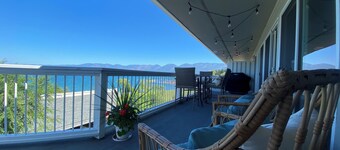 Lake Front Condo - You’ll never want to leave! Licensed. Air conditioned.