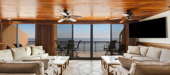 Oceanfront Penthouse w/Balconies, Amazing Views & Shared Pool