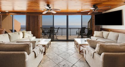 Oceanfront Penthouse w/Balconies, Amazing Views & Shared Pool