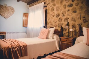 3 makuuhuonetta, työpöytä, silitysrauta/-lauta, vauvan matkasänky