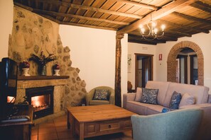 Fernseher, Kamin, DVD-Player, Tischfußball